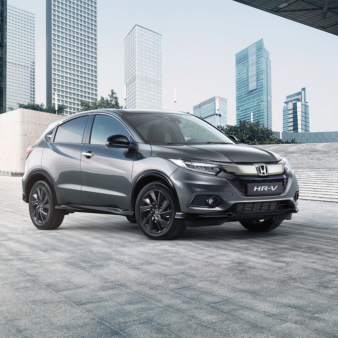 Widok z boku Hondy HR-V Sport w mieście.