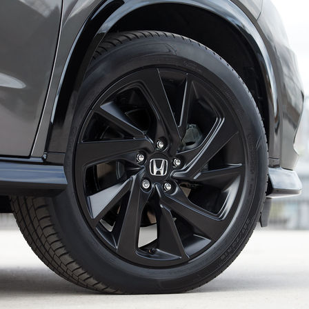 Honda HR-V Sport – zbliżenie przedstawiające sportową kierownicę.