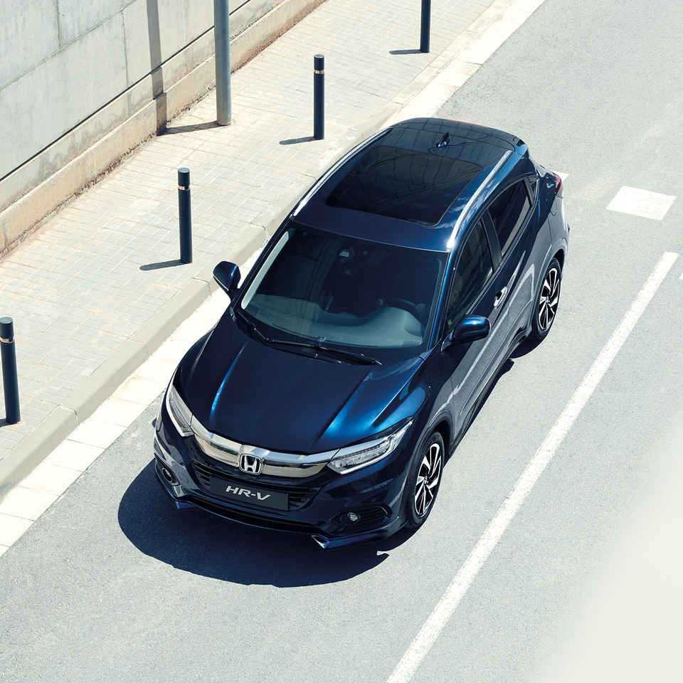 Honda HR-V - widok przedstawiający samochód z górnej perspektywy w mieście.