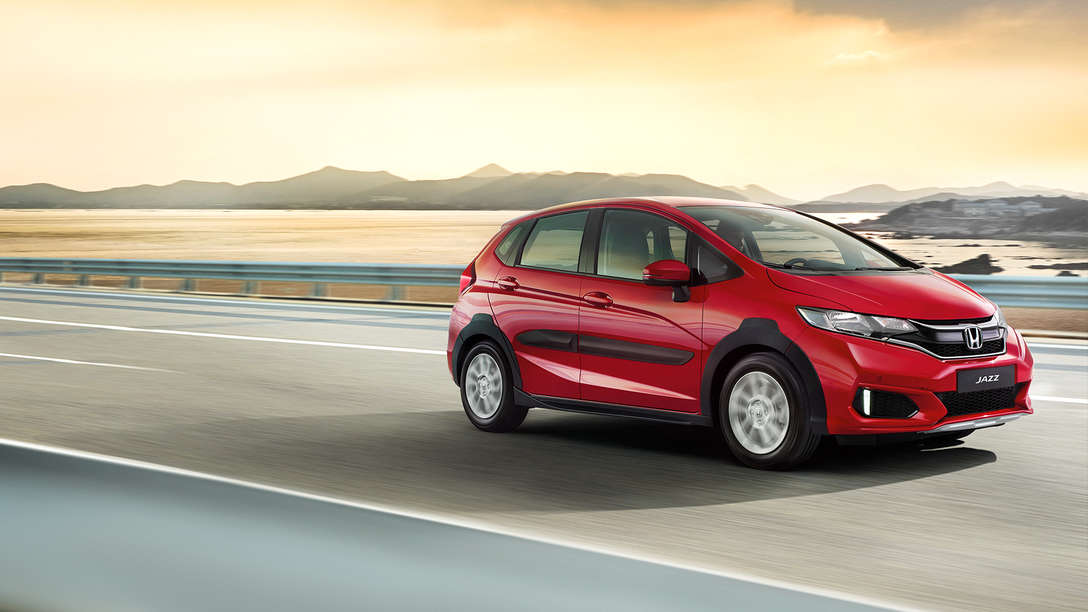 Honda Jazz X-Road z przodu, prawa strona. Zdjęcie sceniczne.