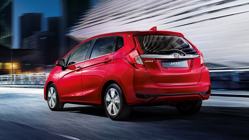 Honda Jazz z pakietem Chrom z tyłu w krajobrazie miejskim.