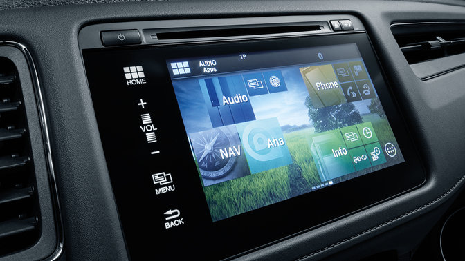 Zbliżenie na ekran systemu Honda CONNECT Hondy Jazz.