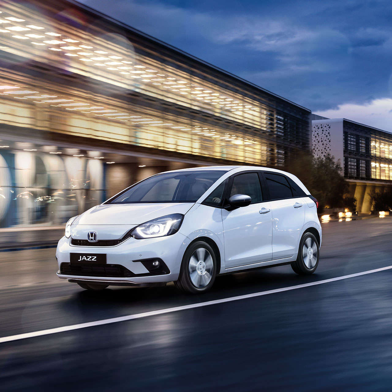 Honda Jazz – widok z przodu podczas jazdy po mieście nocą