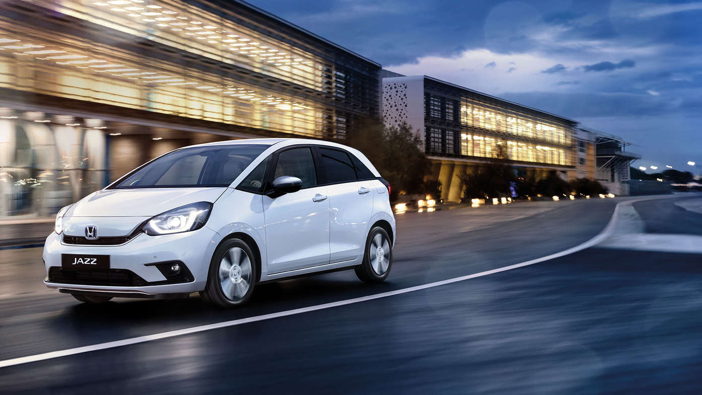 Honda Jazz – widok z przodu podczas jazdy po mieście nocą