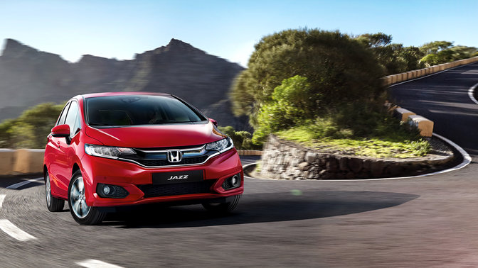 Honda Jazz z przodu na krętej, górskiej drodze.