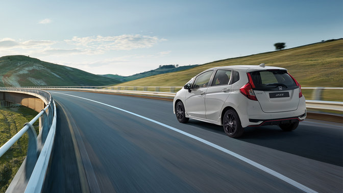 Honda Jazz Dynamic z tyłu w plenerze.