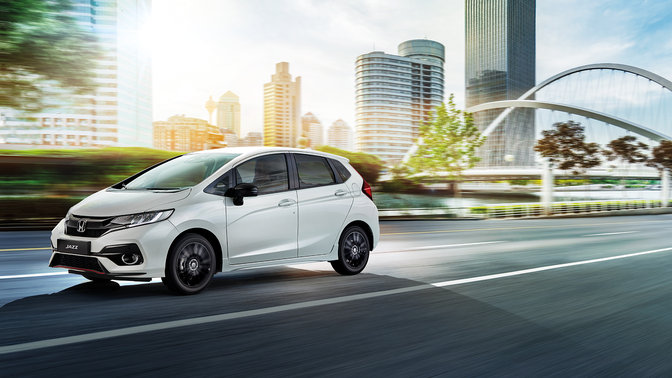 Honda Jazz Dynamic z przodu w mieście.