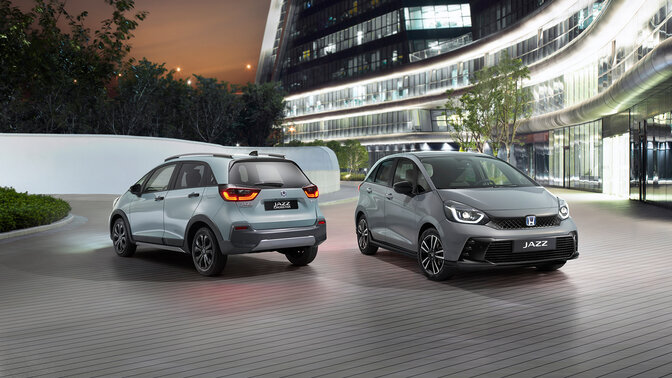 Widok z przodu na Hondę Jazz, na tle miasta