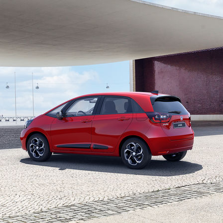 Widok z tyłu z boku na Hondę Jazz Executive Style