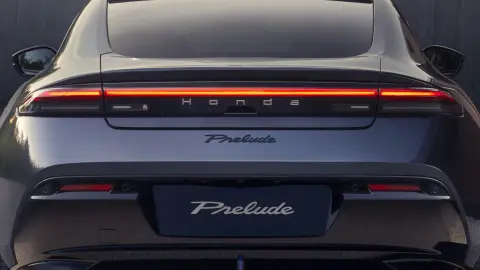 Obraz deski rozdzielczej Hondy Prelude.