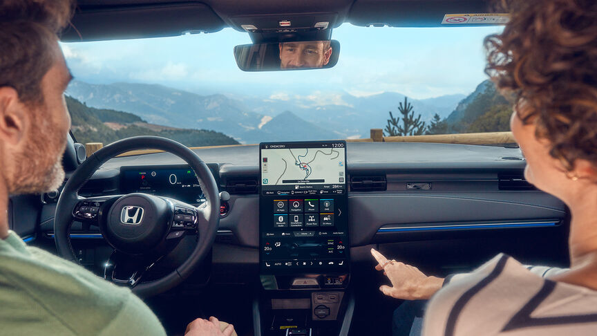 Zaparkowany SUV Hondy z otwartym bagażnikiem