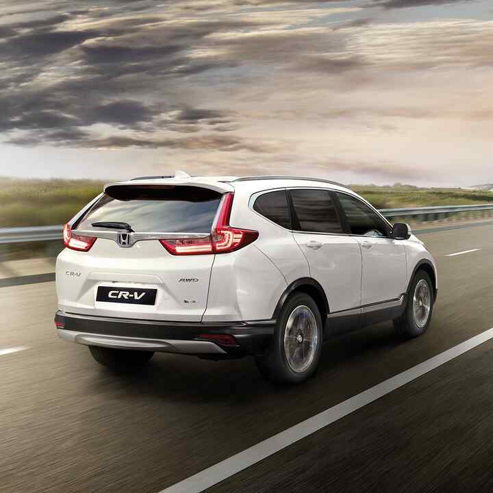 Honda CR-V jadąca przez obszary wiejskie