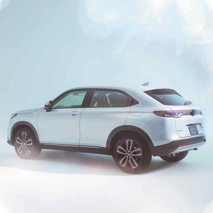 Widok z boku z tyłu na Hondę HR-V Hybrid w studiu