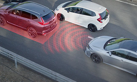 Honda Sensing — widok pojazdu z boku w ruchu na drodze ilustrujący działanie tempomatu adaptacyjnego.