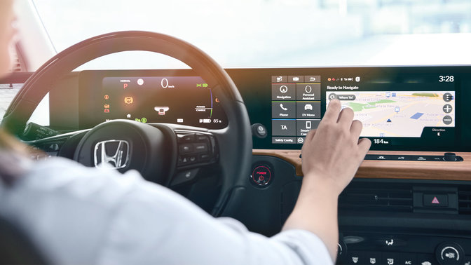 Kierowca używający ekranu systemu GPS