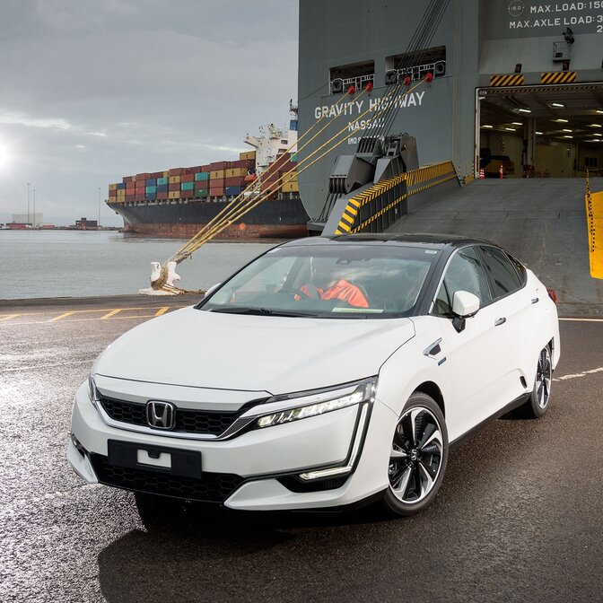 Honda Clarity FCV zjeżdżająca ze statku, widok z przodu.