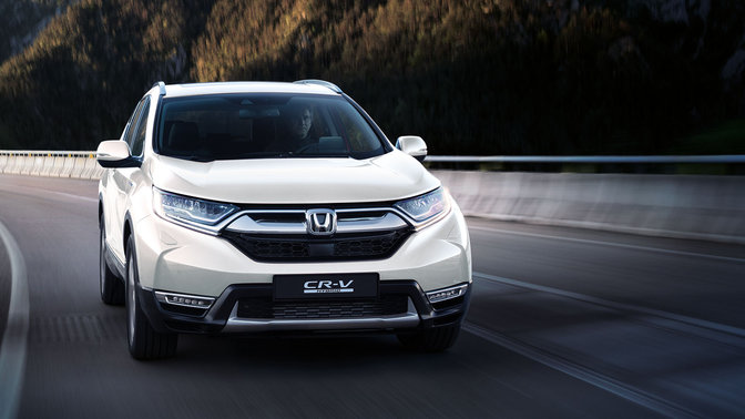 Zdjęcie Hondy CR-V z przodu podczas jazdy w g&oacute;rach.