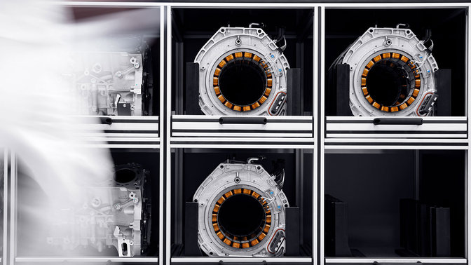 Jednostki Direct Drive Motor modelu NSX &ndash; widok z przodu. 