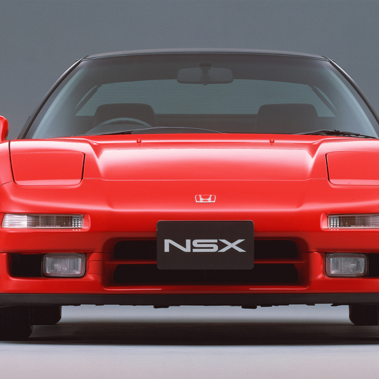 Honda NSX z przodu, zdjęcie studyjne.