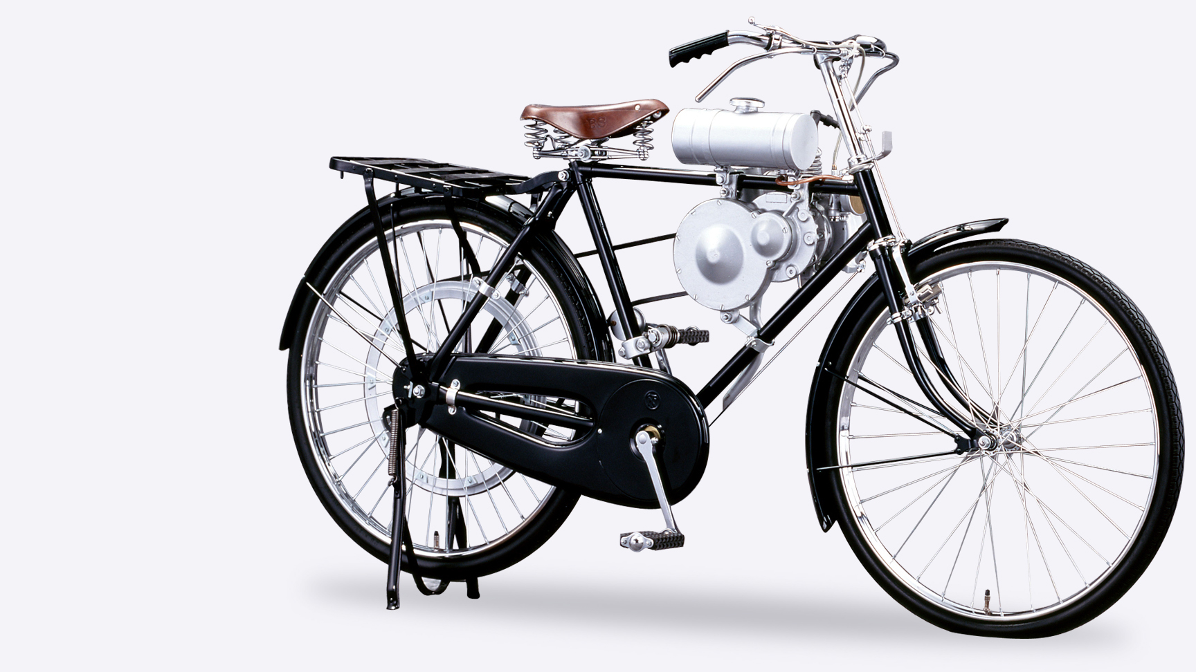 Motocykl Honda Type A z konwertowanym generatorem zasilania — widok z boku.