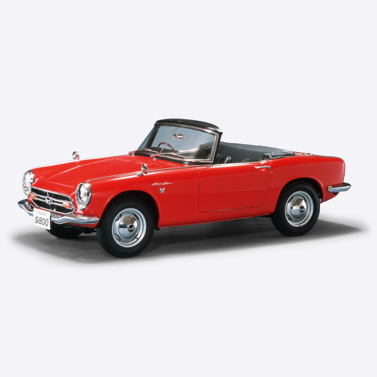 Honda S800 z przedniej perspektywy.