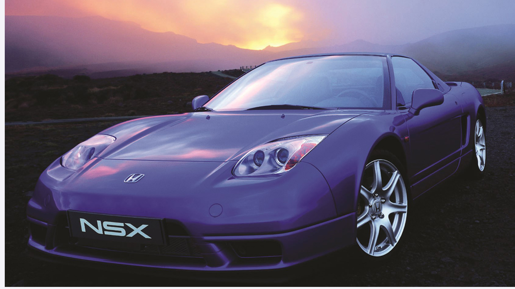 Honda NSX o zachodzie słońca, widok z przodu.