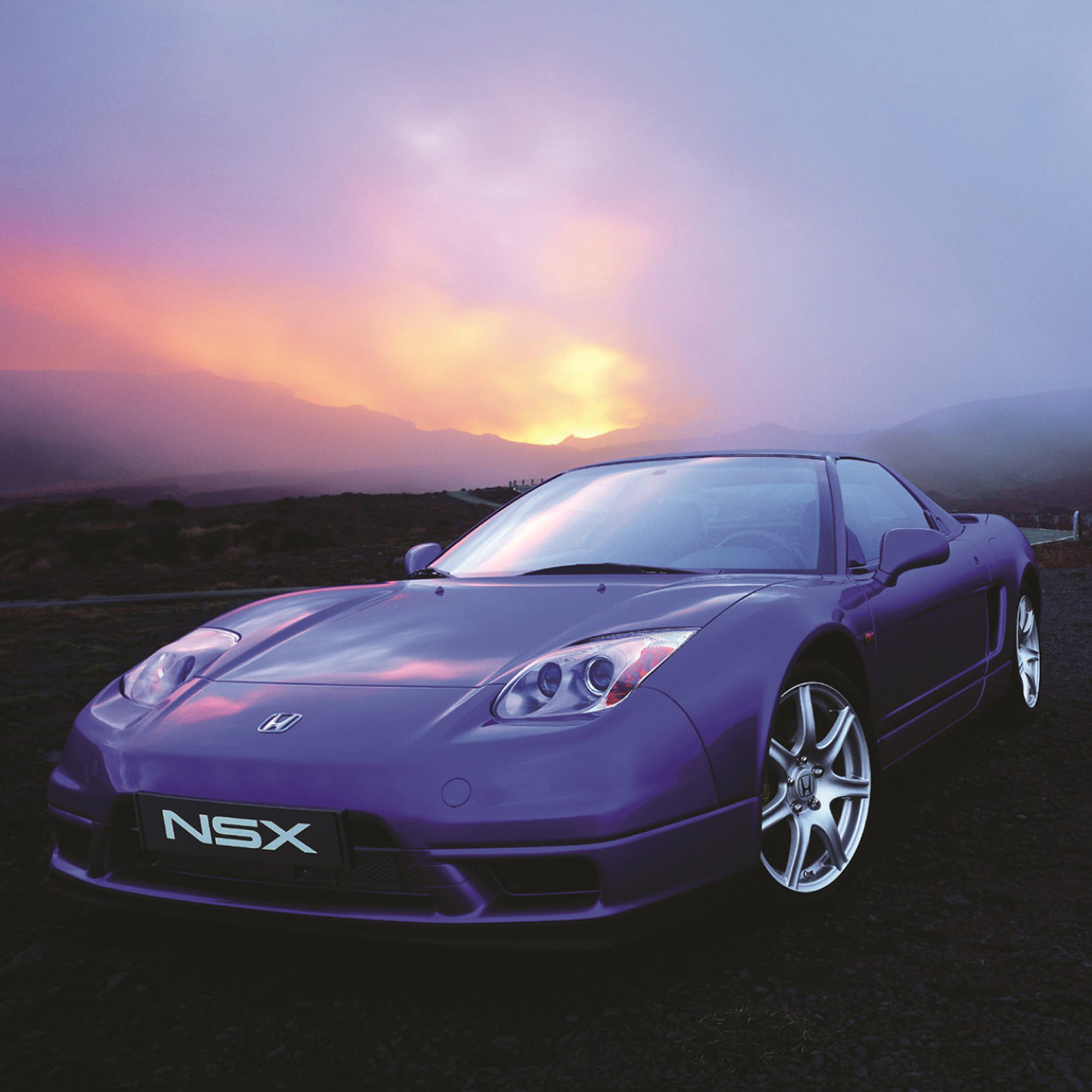 Honda NSX o zachodzie słońca, widok z przodu.