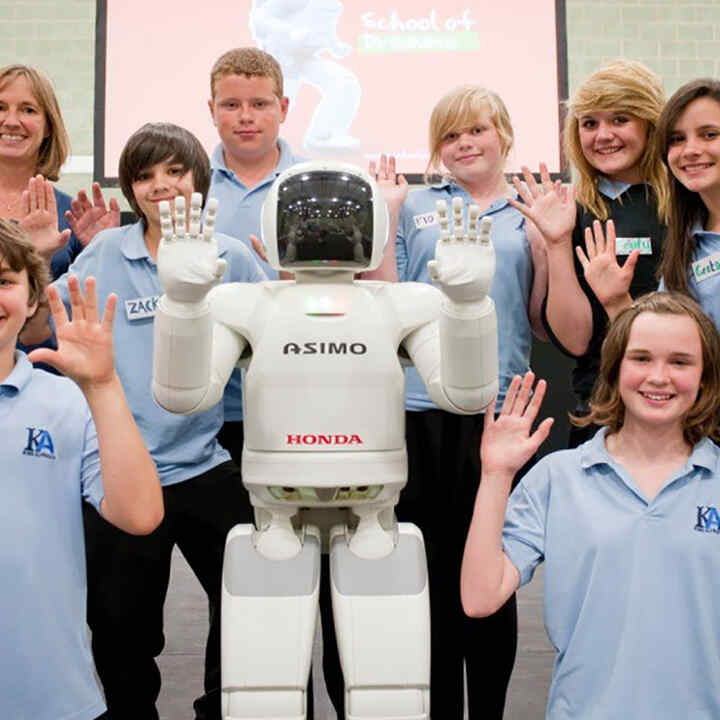 Asimo z uczniami w Szkole Marzeń firmy Honda