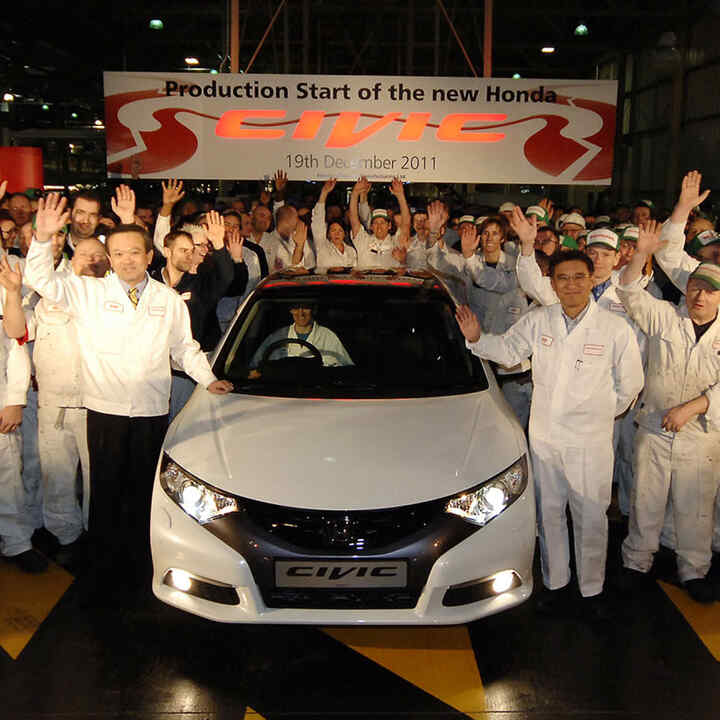 Drzwi Hondy Civic 5 z przodu oraz pracownicy.