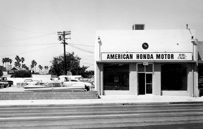 Historyczne zdjęcie firmy Honda Motor Co. w Los Angeles.