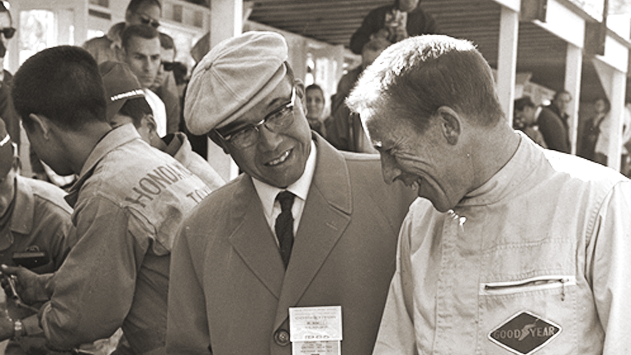 Soichiro Honda i Richie Ginther na torze wyścigowym.