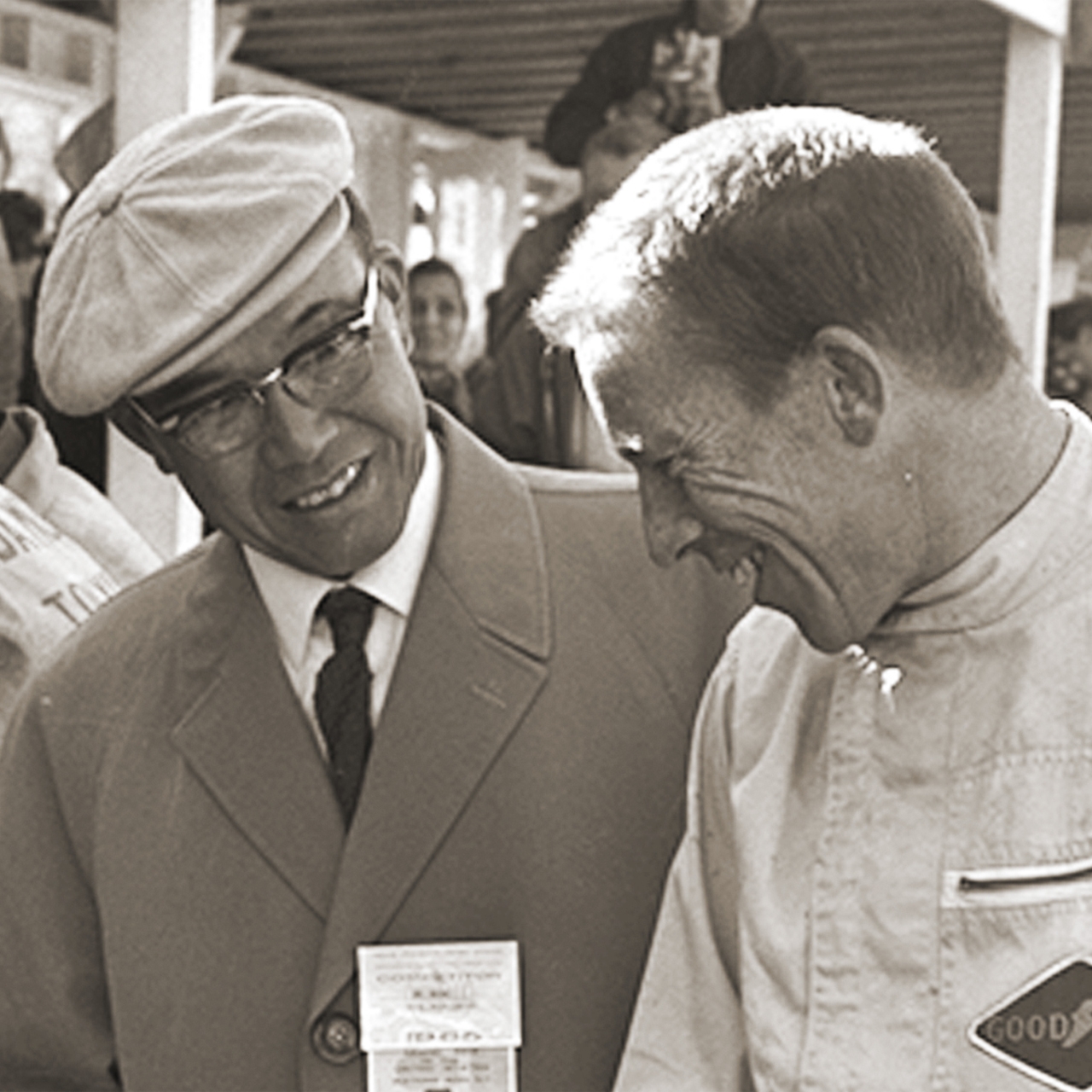 Soichiro Honda i Richie Ginther na torze wyścigowym.