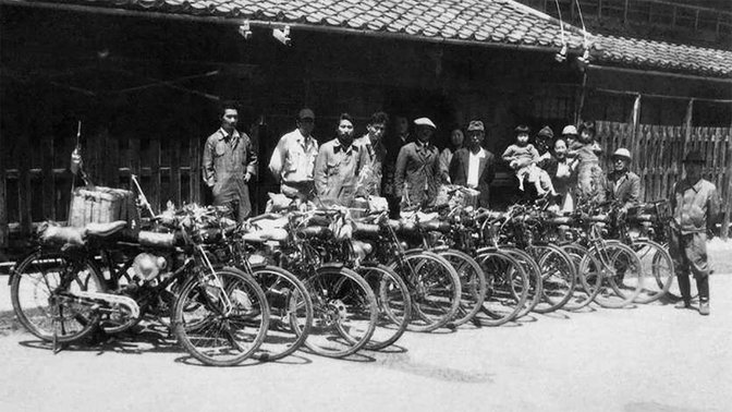 Pierwsi pracownicy firmy Honda przed fabryką Hamamatsu w 1948 roku.