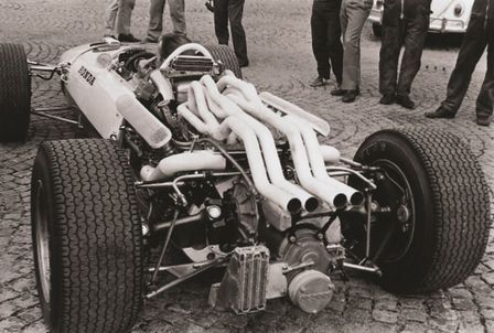 Honda RA273 z tyłu.