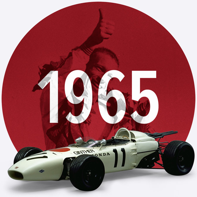 Honda RA273 z przedniej perspektywy.