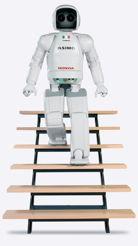 Robot ASIMO schodzący po schodach, widok z przodu.