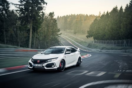 Honda Civic Type R z przodu na torze Nurburgring.