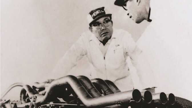 Soichiro Honda pracujący przy samochodzie wyścigowym.