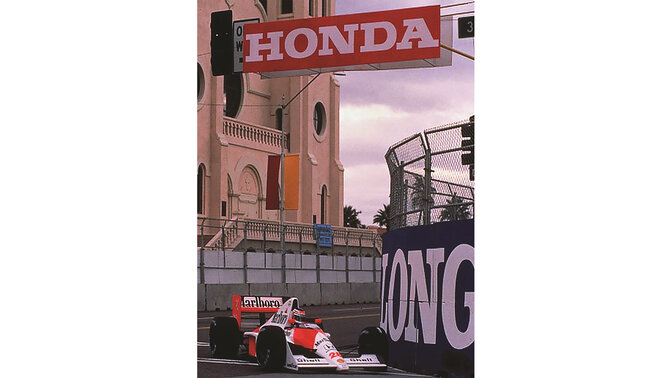 Bolid McLaren Honda Formuły 1 na torze wyścigowym, widok z przodu.