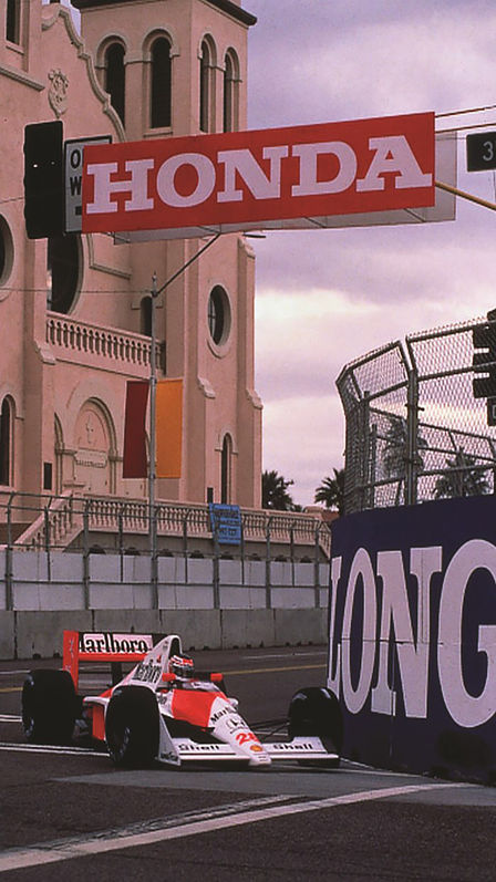 Bolid McLaren Honda Formuły 1 na torze wyścigowym, widok z przodu.