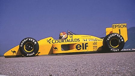 Bolid Formuły 1 Lotus Honda, widok z boku.