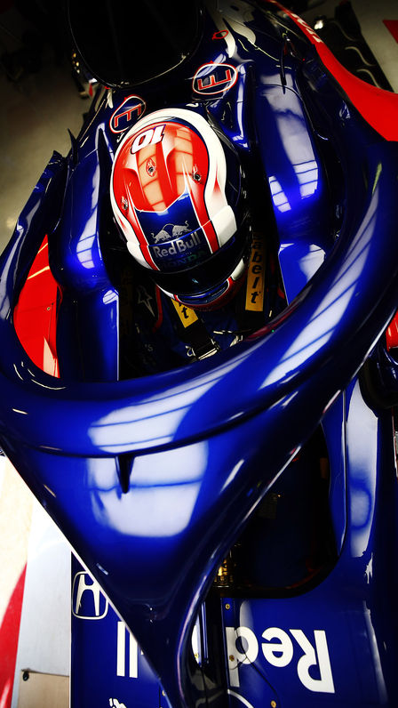 Zbliżenie bolidu Honda Toro Rosso z kierowcą.