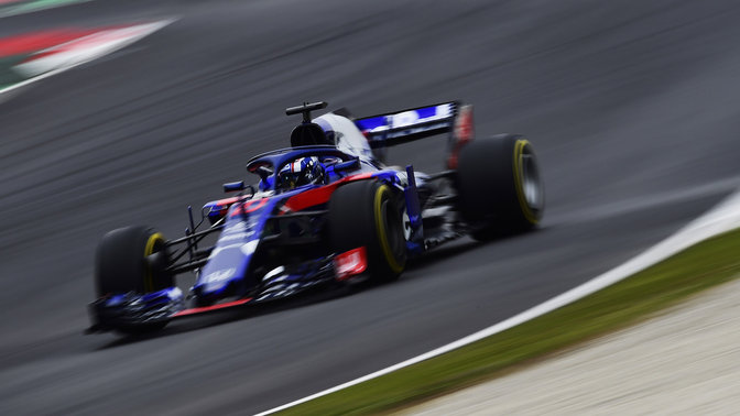 Bolid Toro Rosso Honda na torze wyścigowym, widok z przodu.