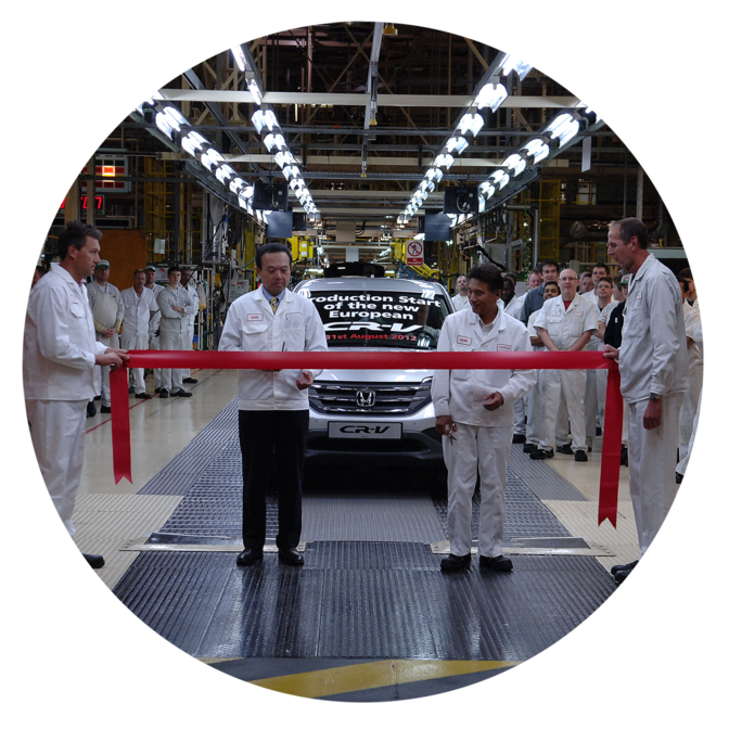 Honda CR-V z pracownikami fabryki, widok z przodu.