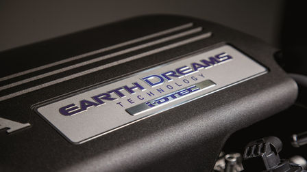 Zbliżenie silnika Honda Earth Dreams.
