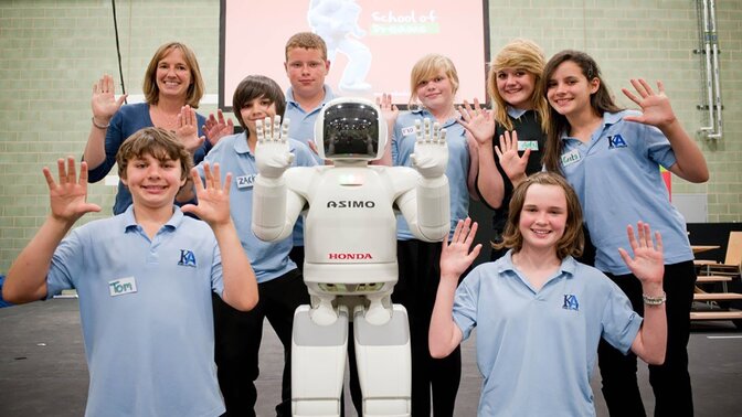 Asimo z uczniami w Szkole Marzeń firmy Honda.