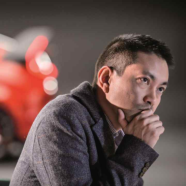 Honda Civic hatchback oraz kreatywnie myślący mężczyzna, widok z boku