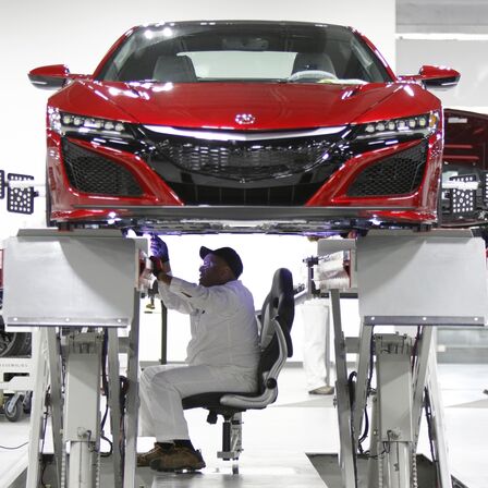Model NSX i pracujący przy nim inżynier Hondy.