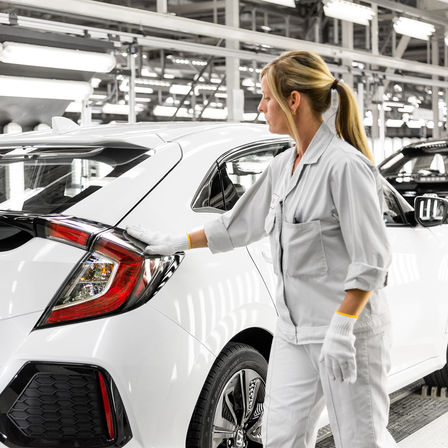Mechanik Hondy pracujący przy drzwiach modelu Honda Civic 5D.