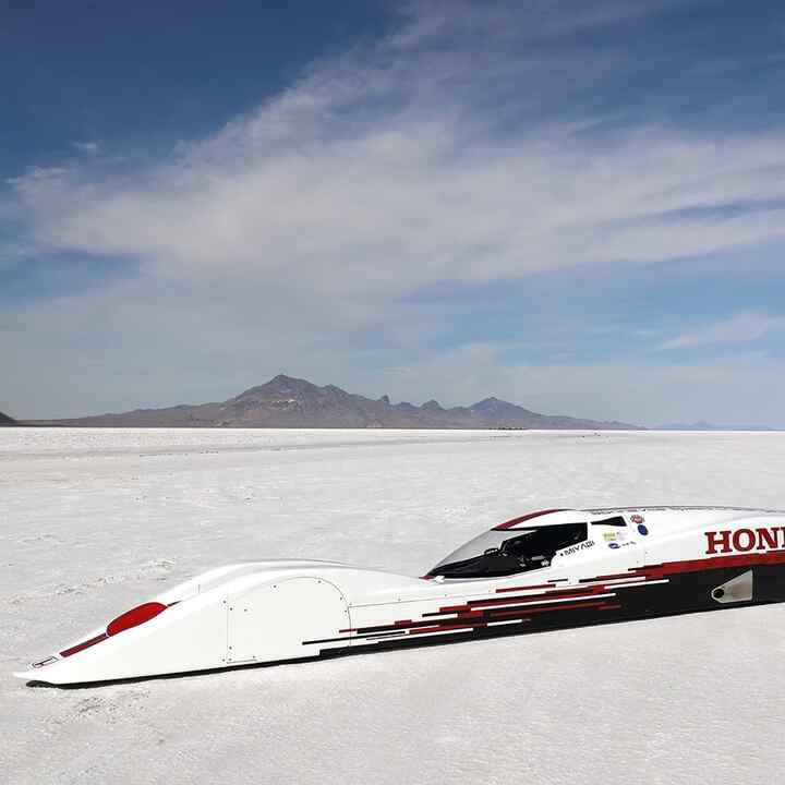 Honda S Dream Dreamliner na wyschniętych pokładach solnych w stanie Utah.